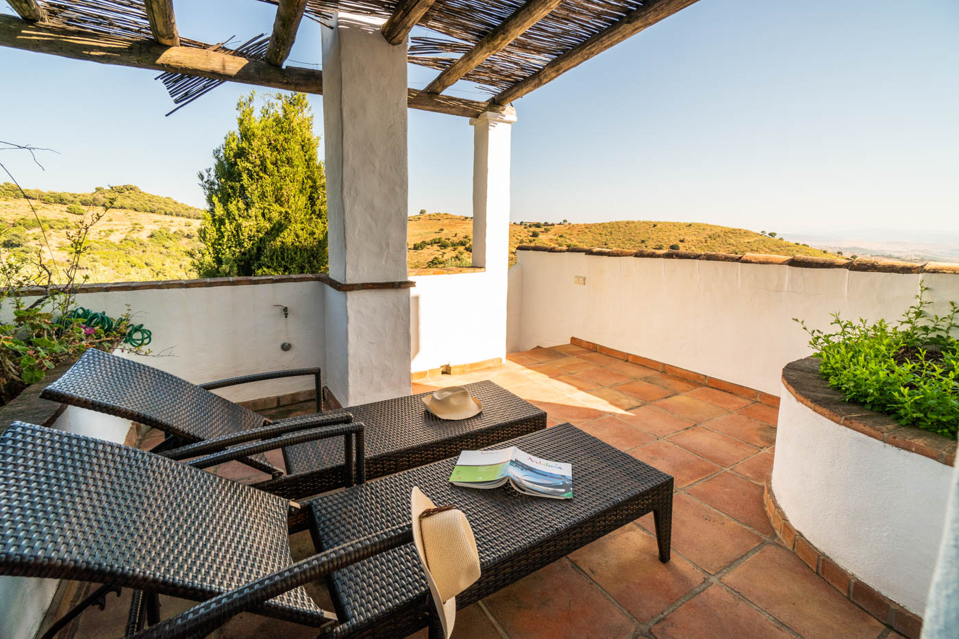 Terraza en el dormitorio principal (tiene escalones hasta jardines)