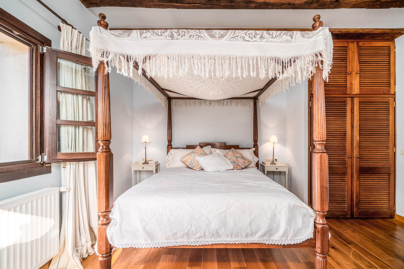 Habitación con dosel a la que se accede desde el patio central