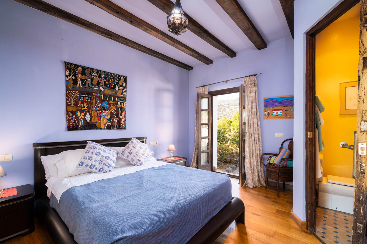 Habitación con cama doble a la que se accede desde el patio central.