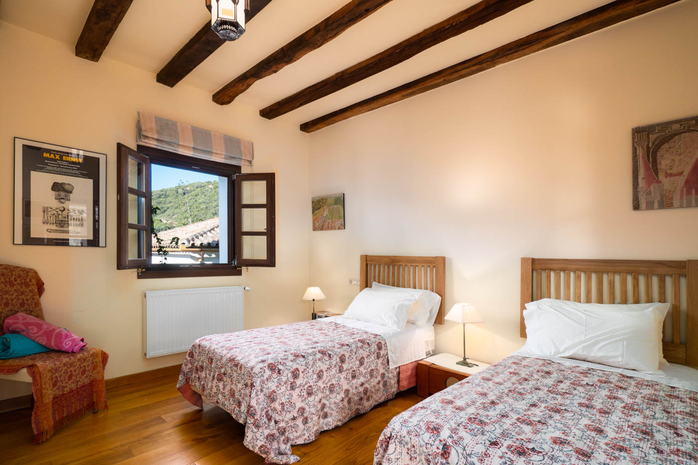 Habitación con camas gemelas a la que se accede desde el patio central