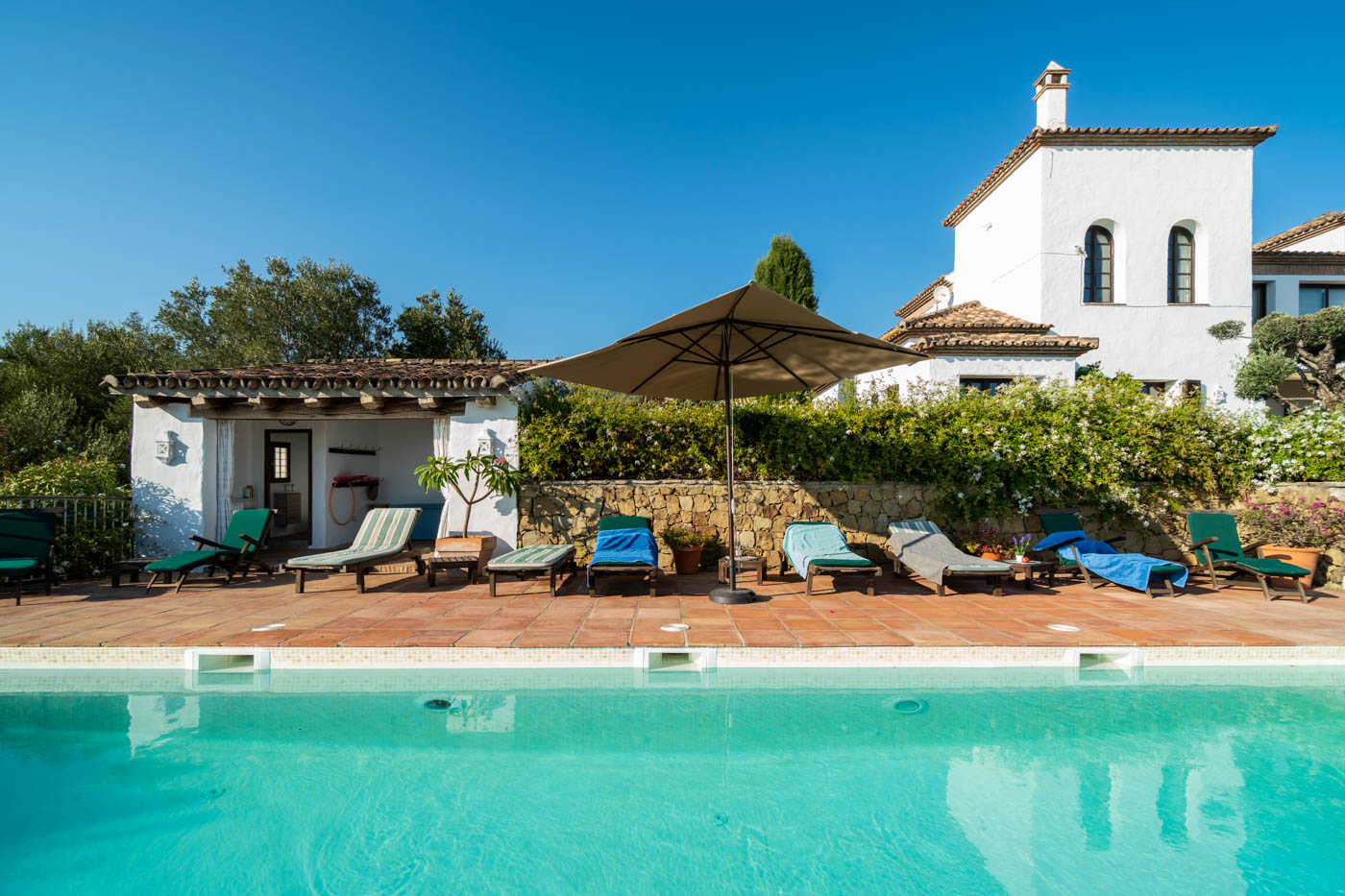 Área de piscina y villa