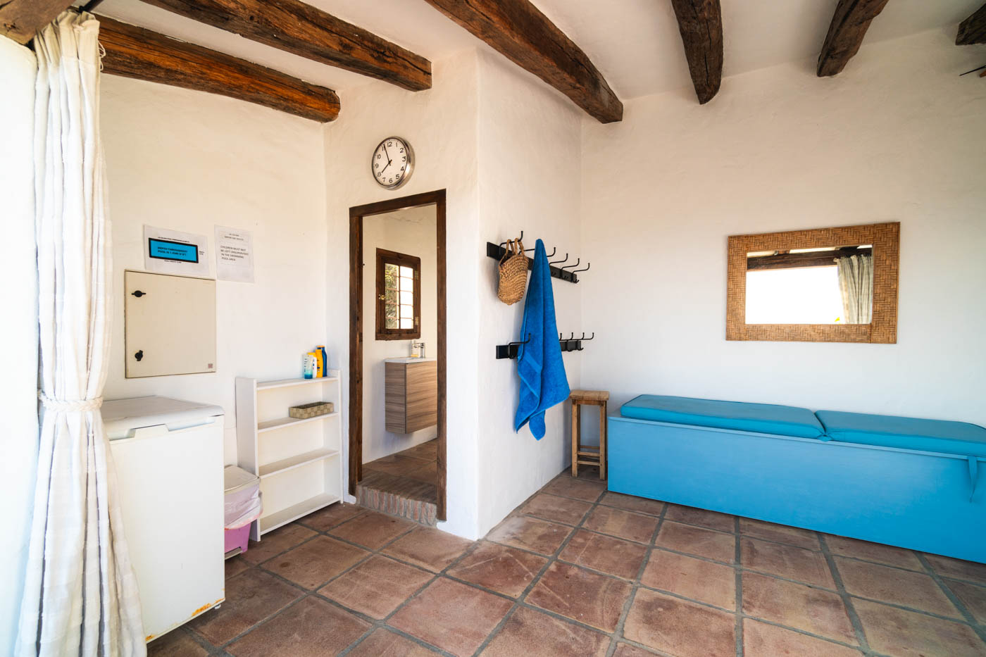 Casita de piscina con vestuario y WC