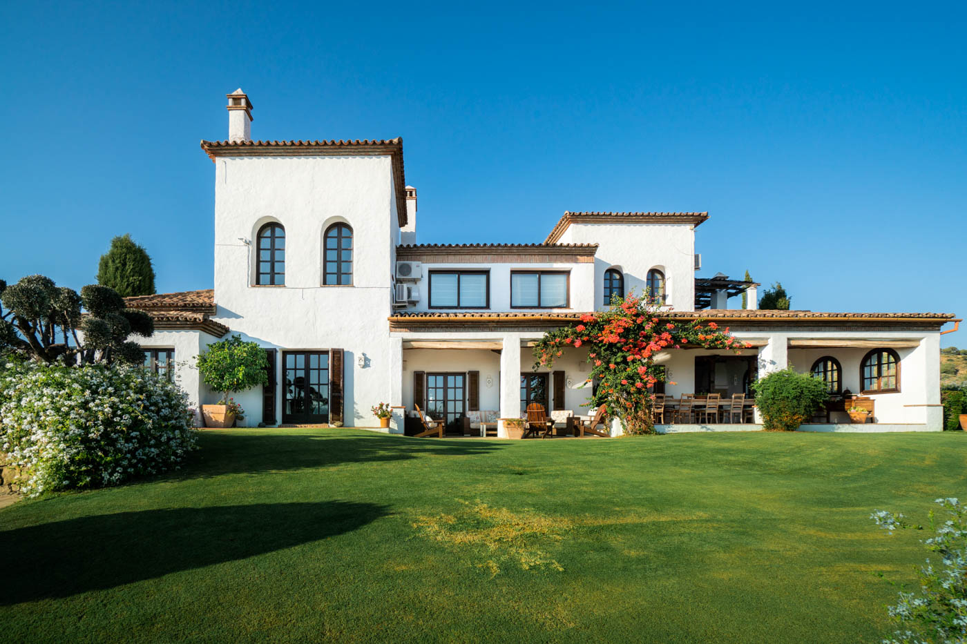 Villa vista desde jardines junto a piscina