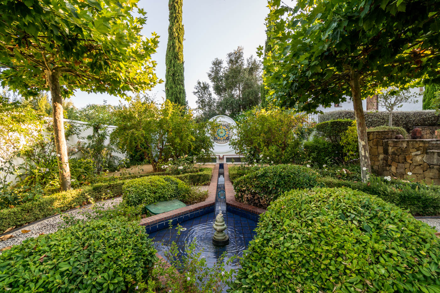 Fuente de mosaico con agua que fluye por el canal