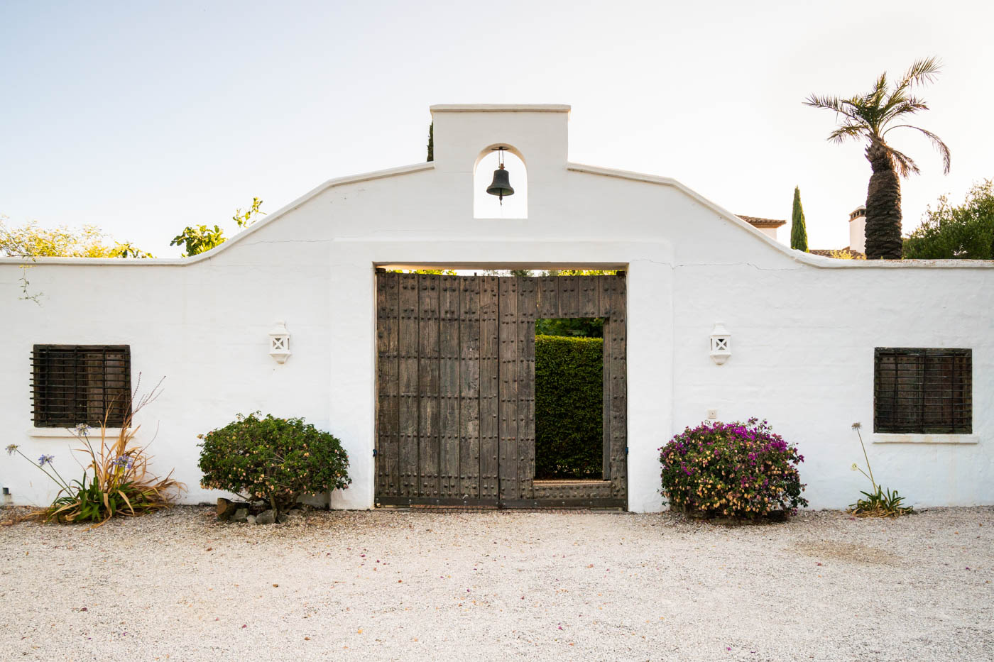 Entrada a la villa desde el estacionamiento descubierto