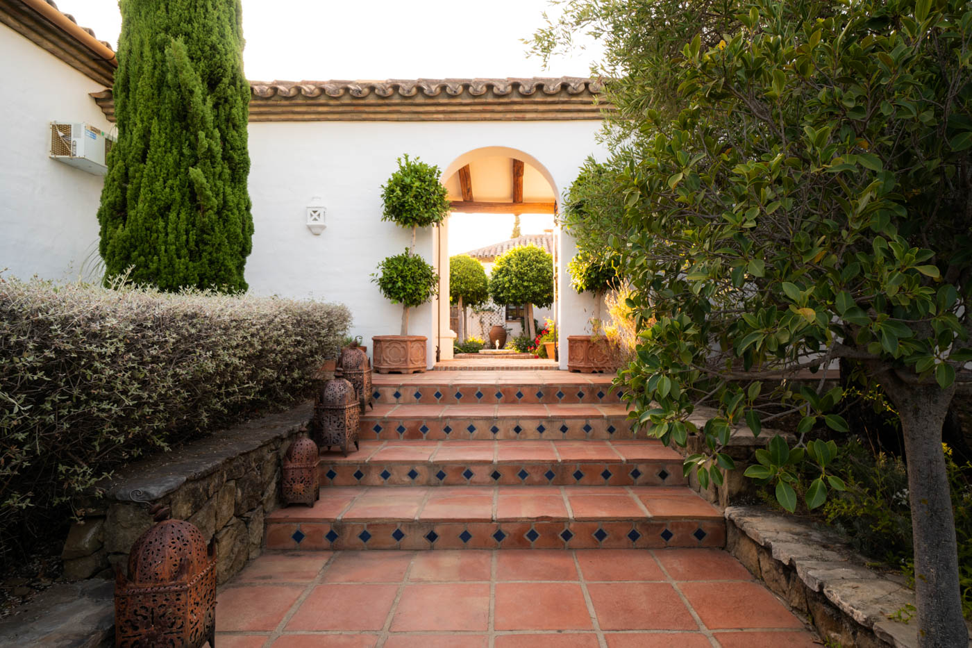 Los pasos conducen a un hermoso patio.