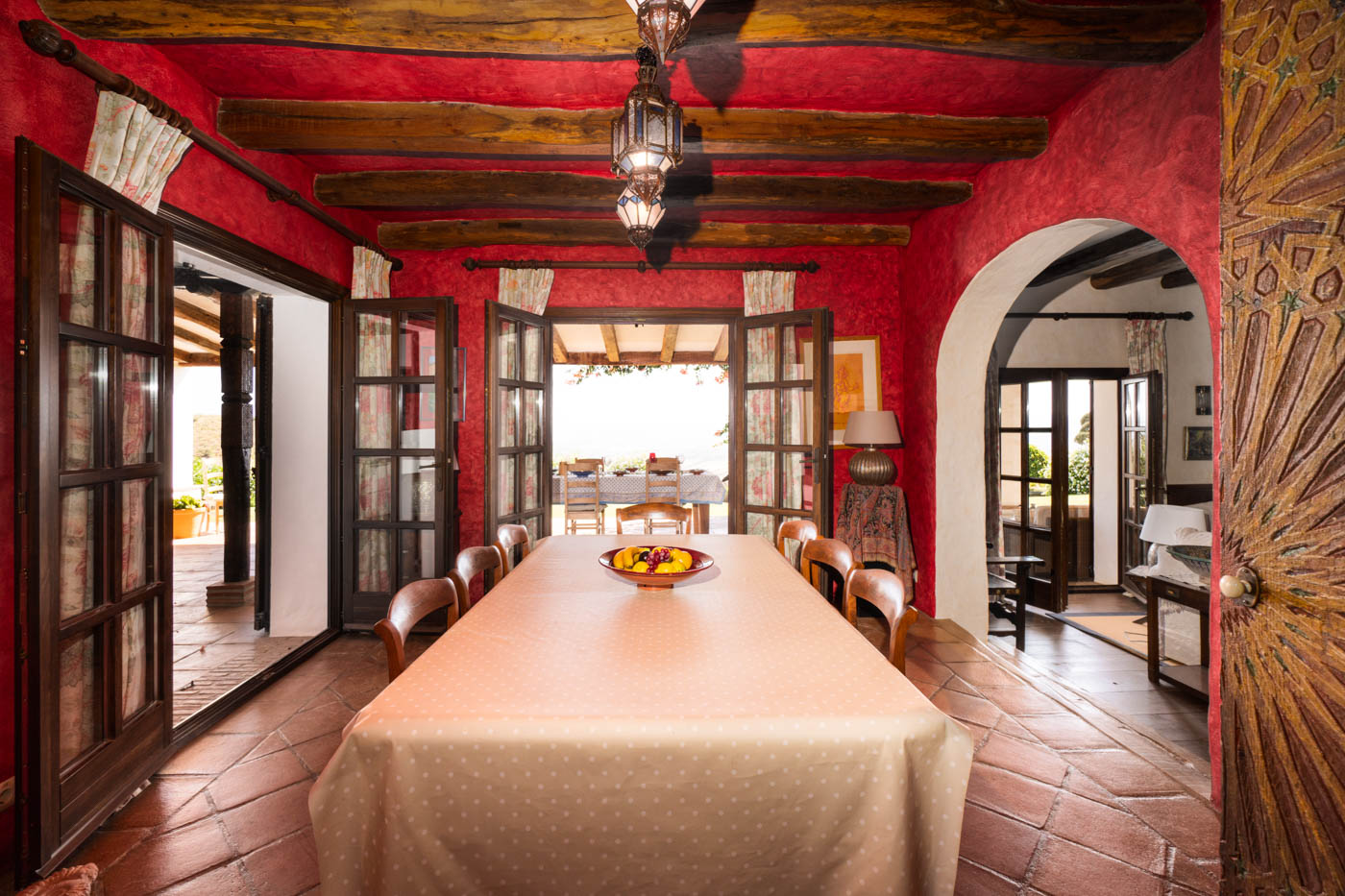 El comedor está al lado de la cocina con puertas que dan a las terrazas.