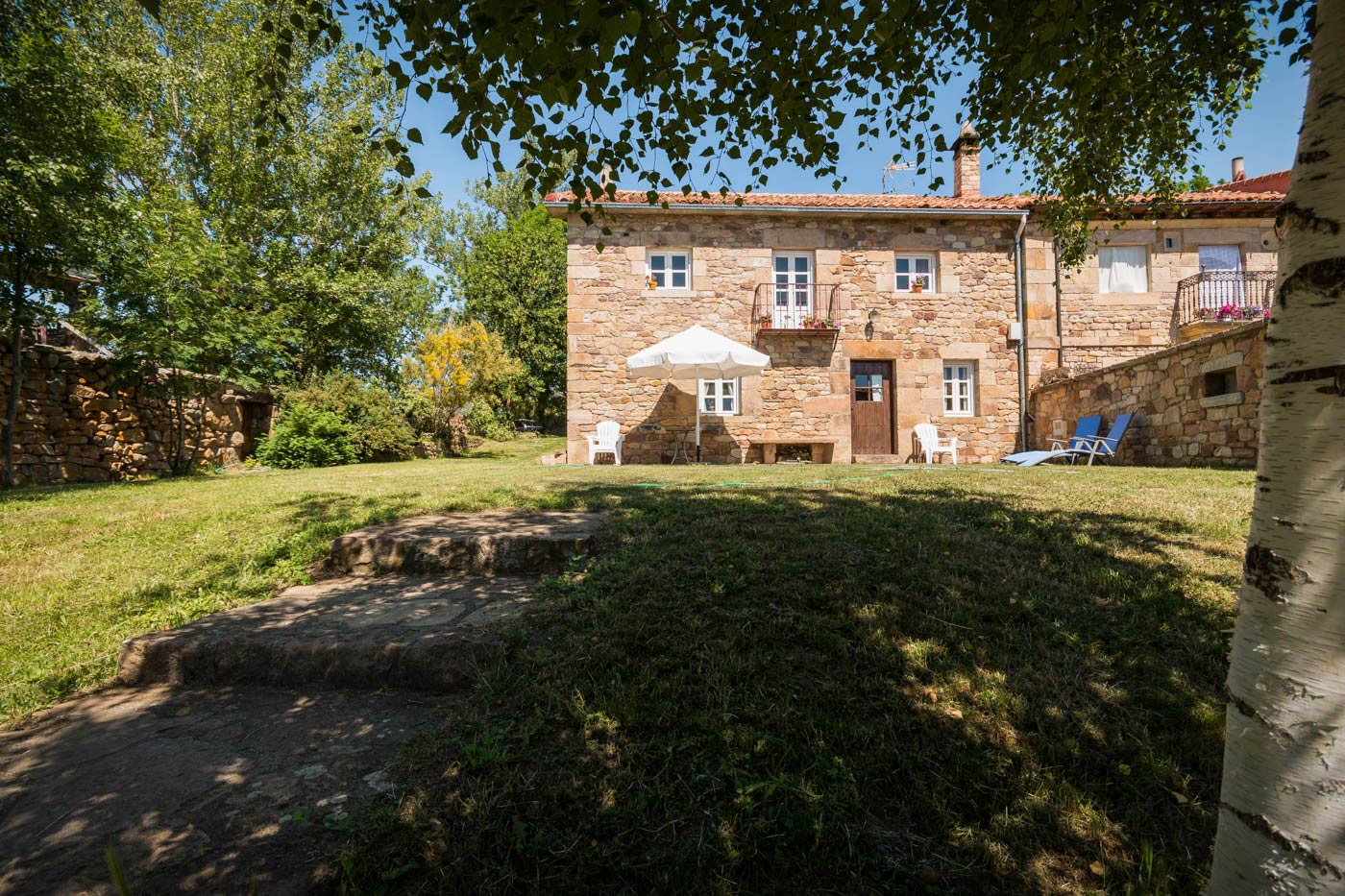 Esta casa está situada en al borde de un pueblo de montaña
