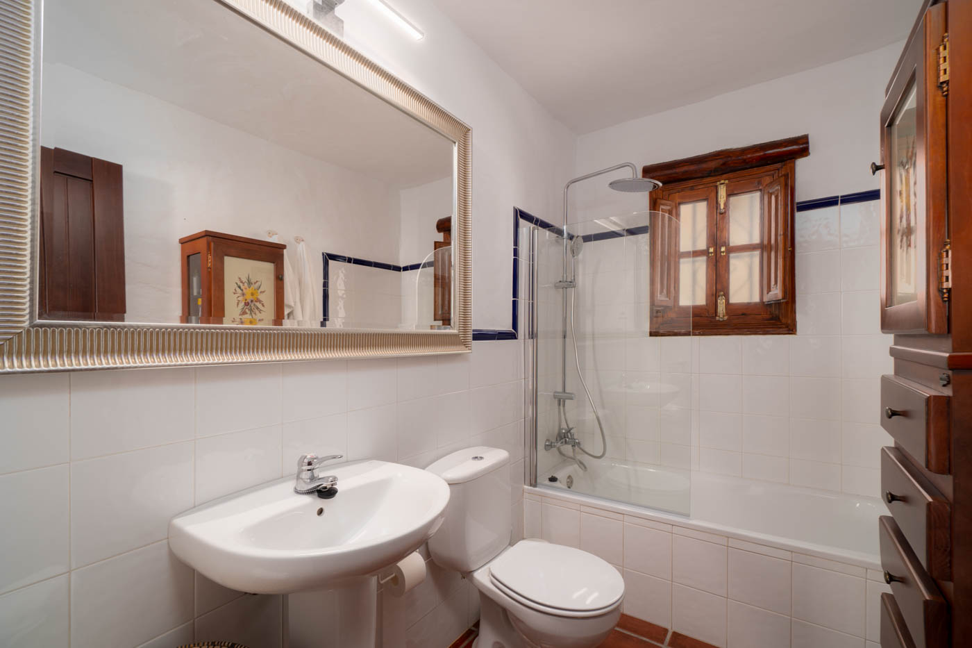 Esta propiedad tiene 2 baños y 2 aseos