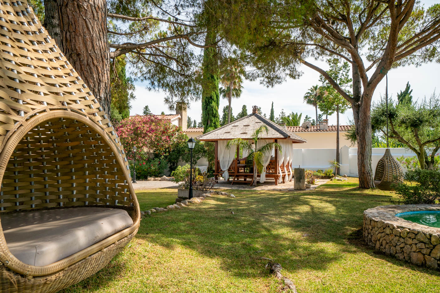 Jardines fantásticos con mobiliario