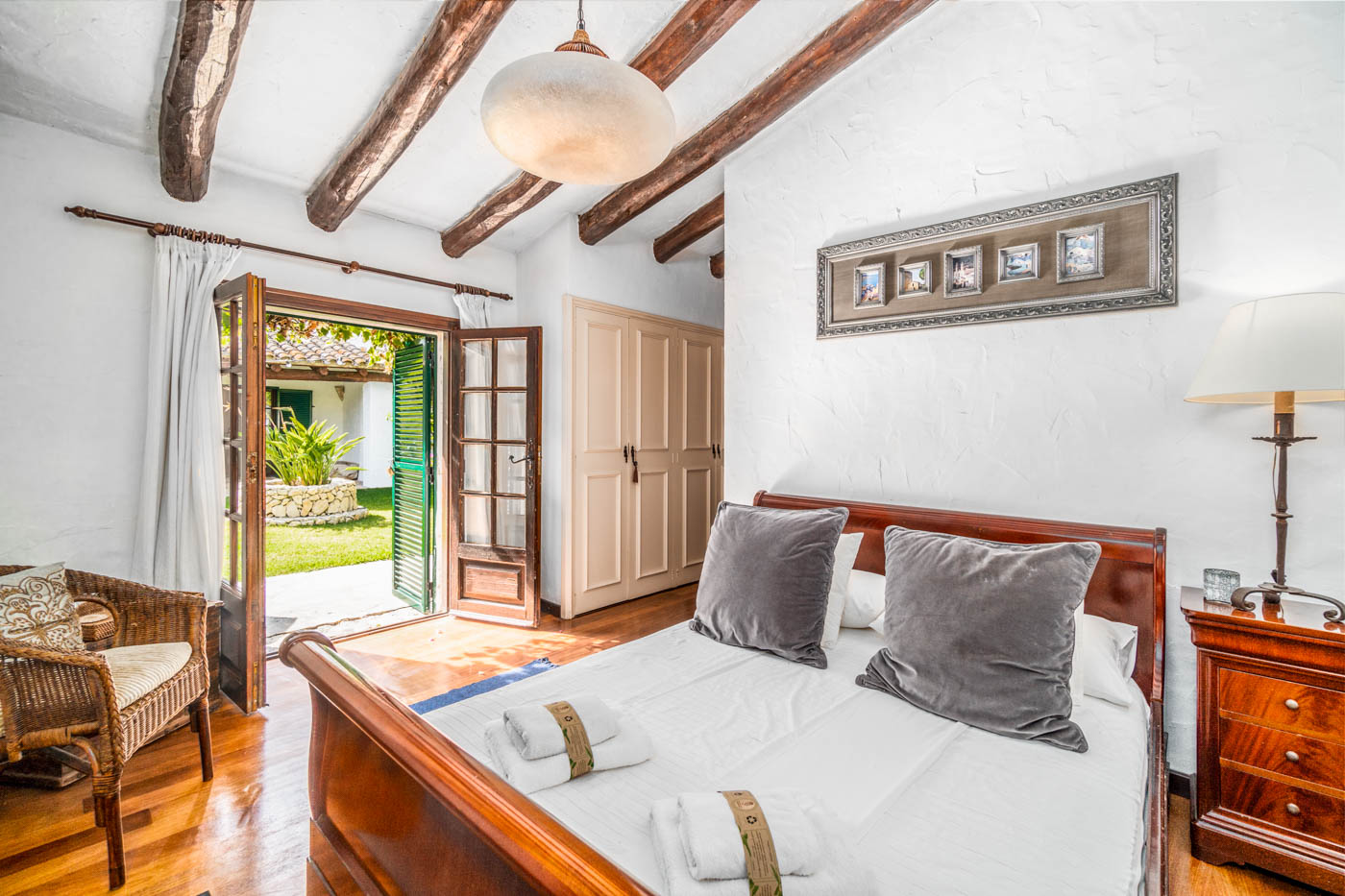 Habitación en ala este con acceso a jardines