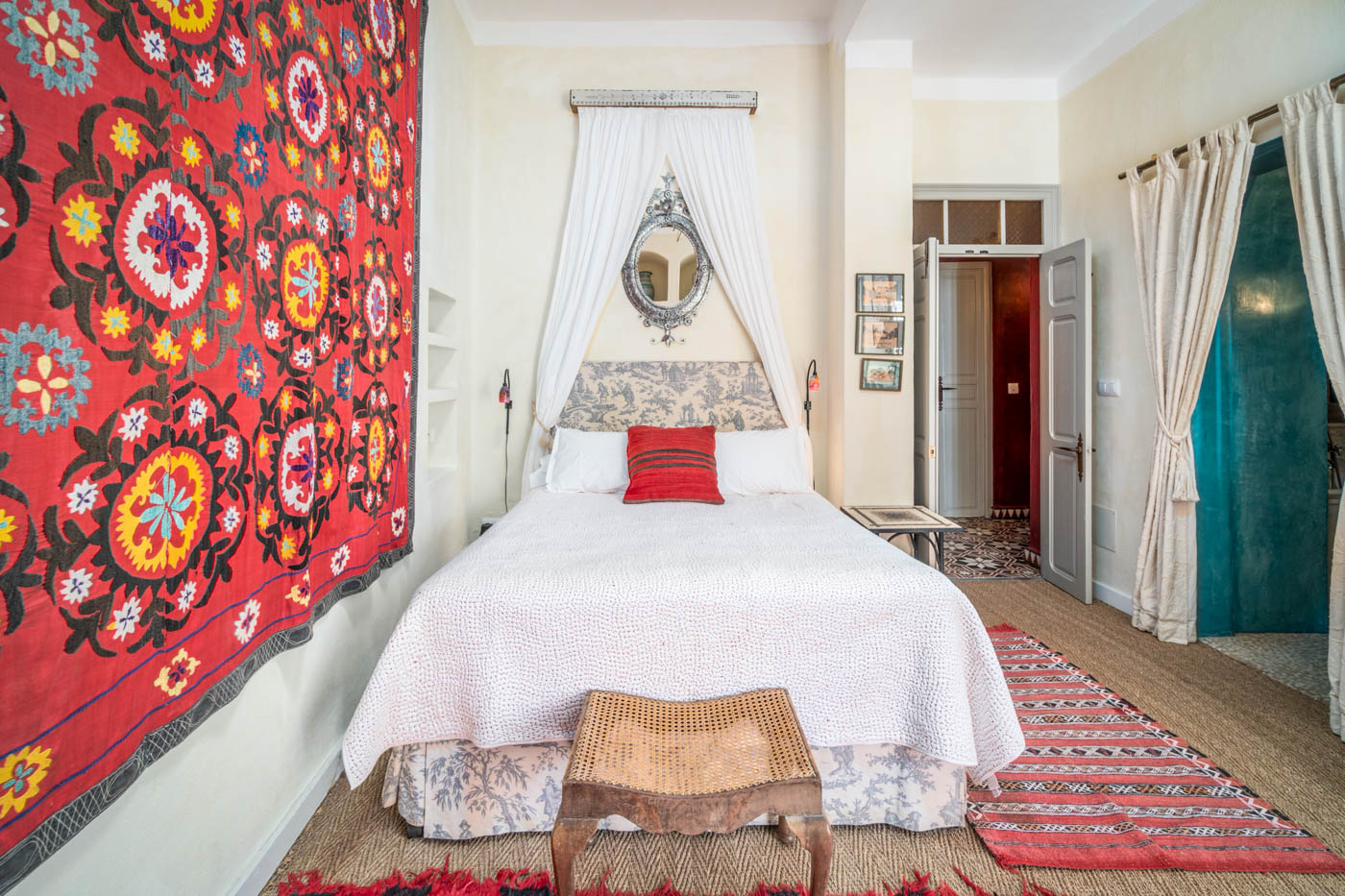 Habitación con cama doble y baño 