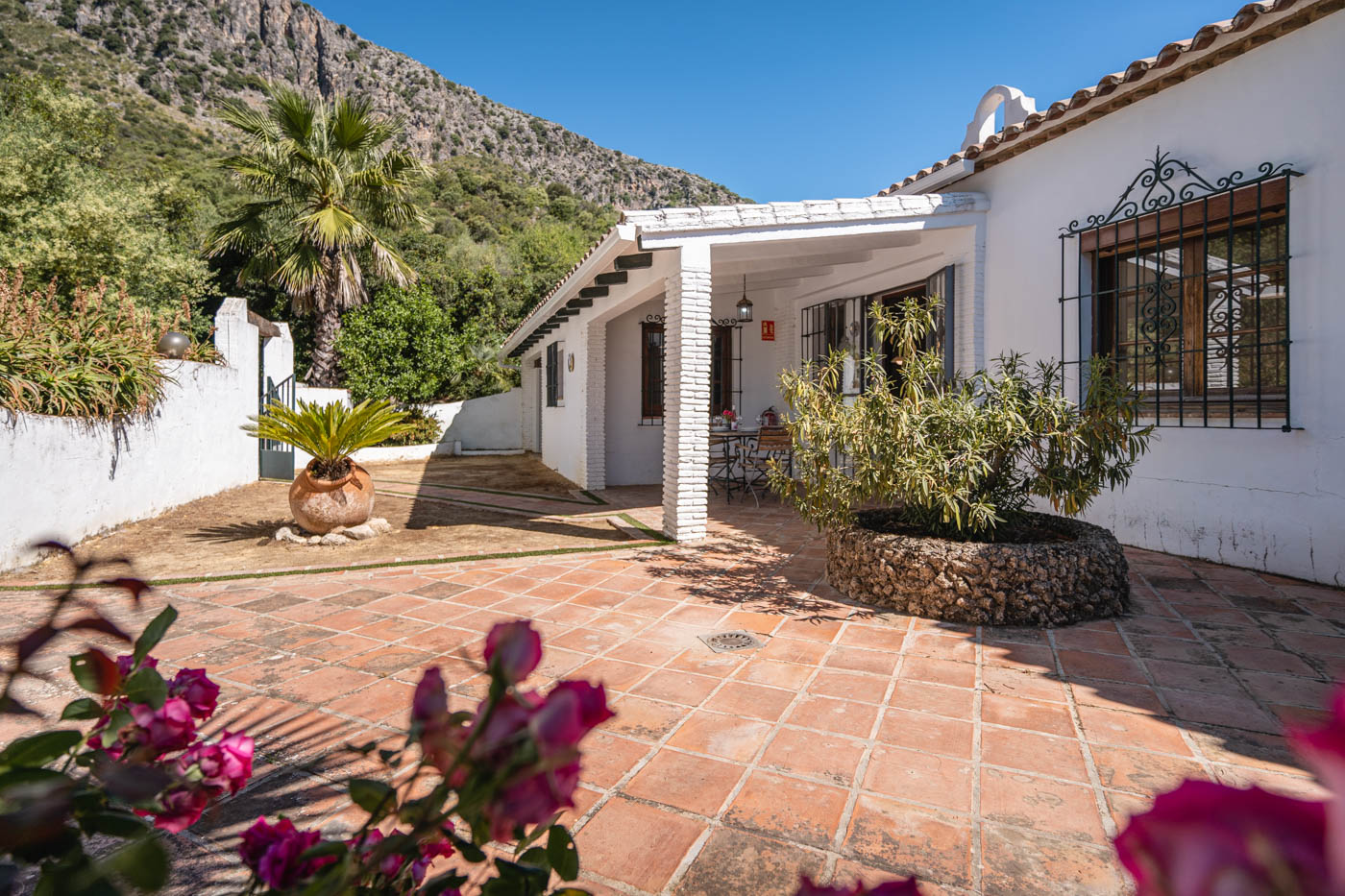 Patio delantero con cancela