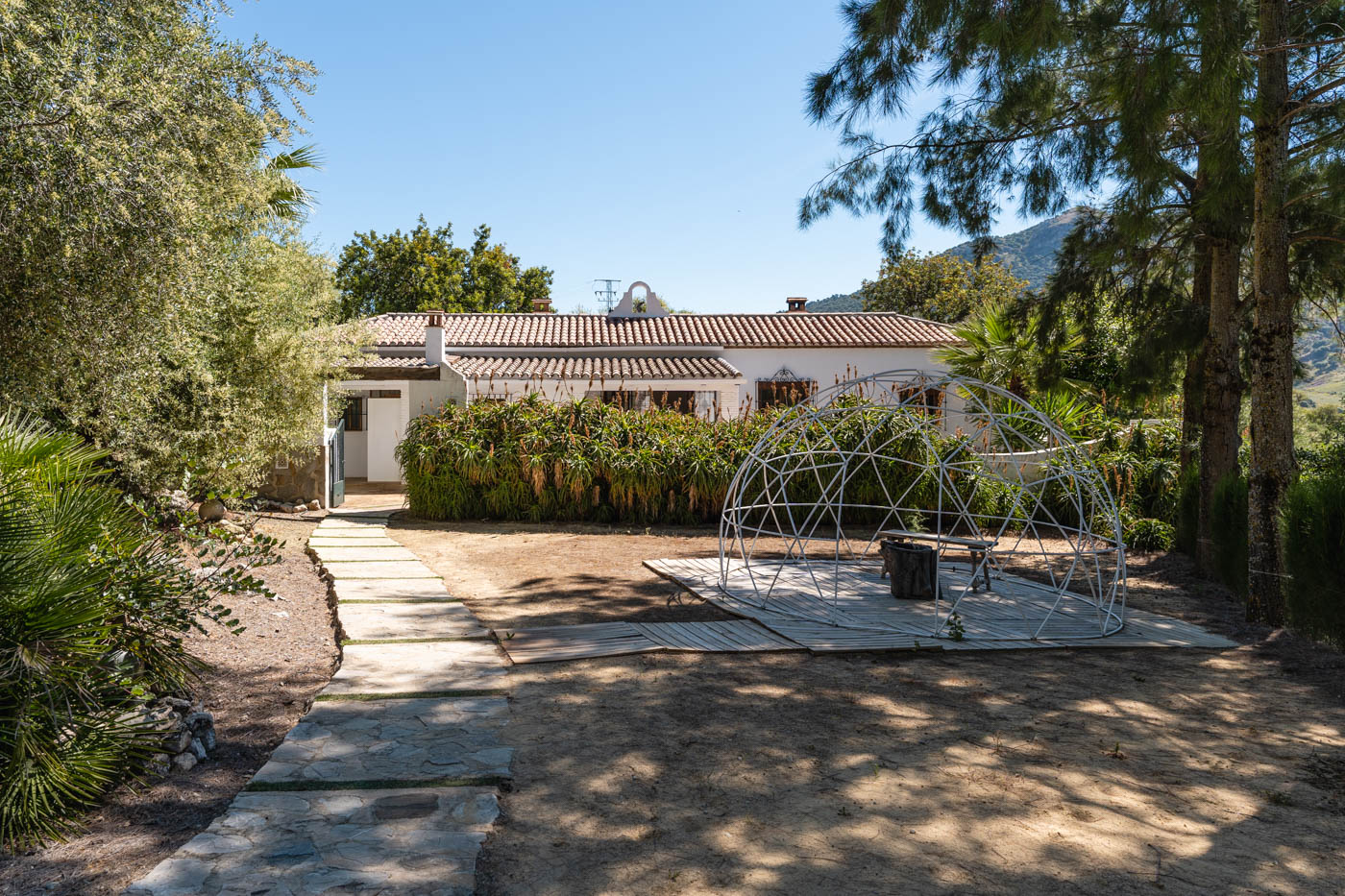 Camino desde piscina a la casa