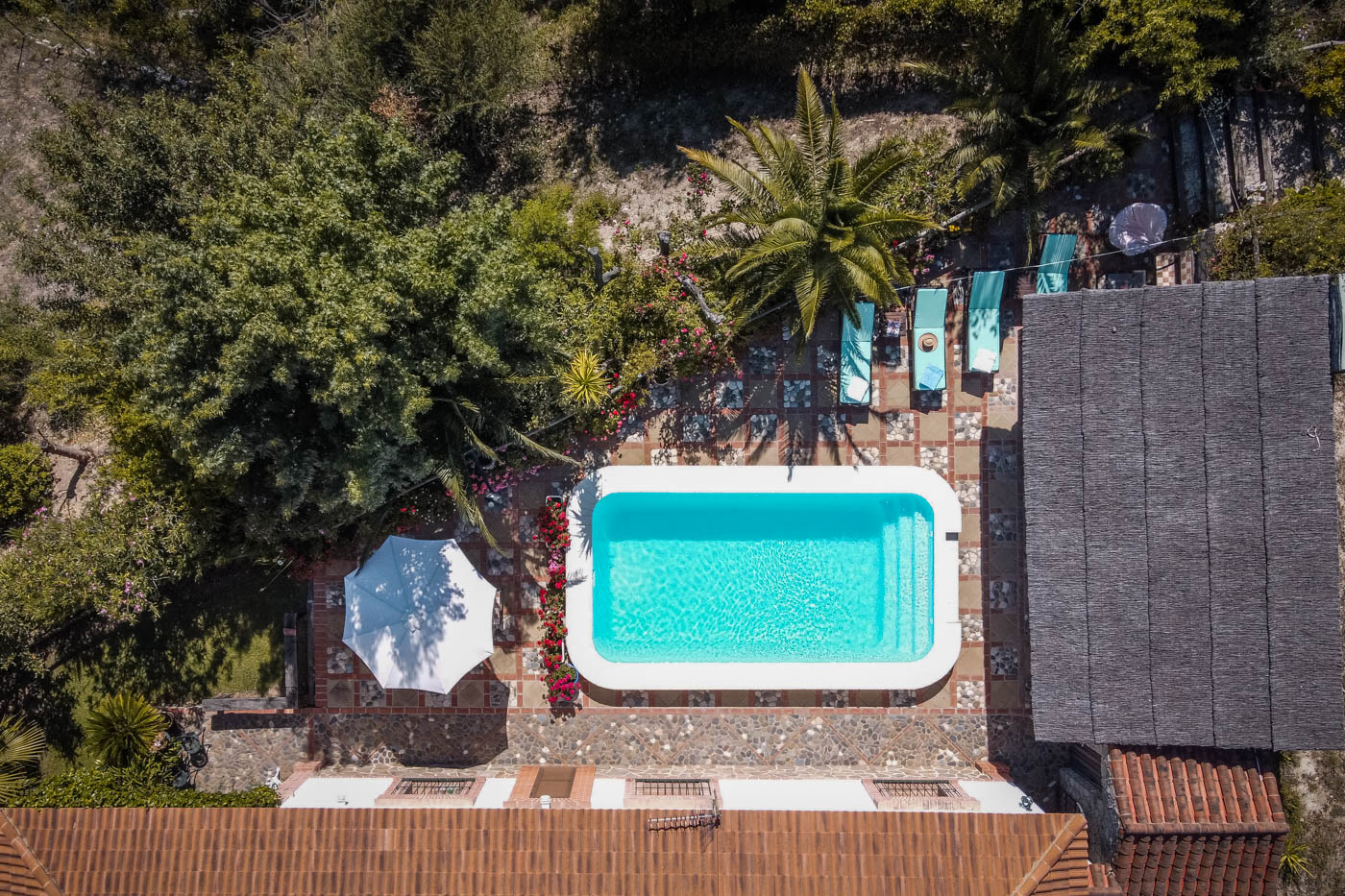 Piscina y zona de piscina vista desde un drone