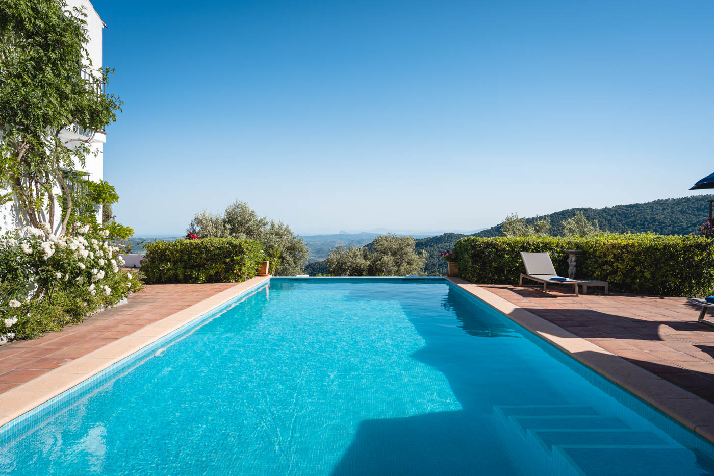 Enjoy your swimming pool with views in total privacy