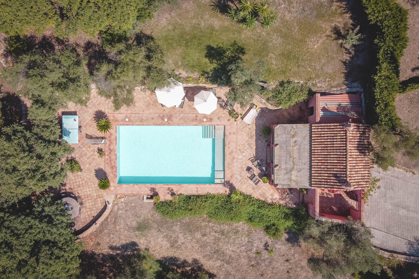 Casita  adicional (1 dormitorio) y zona de piscina