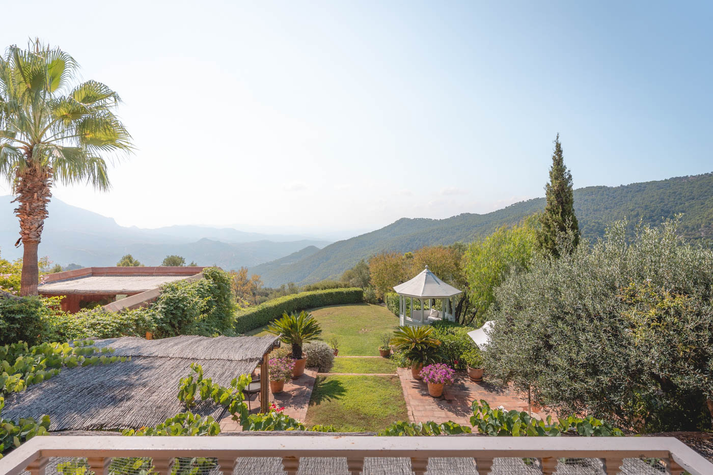 Una habitación con vistas