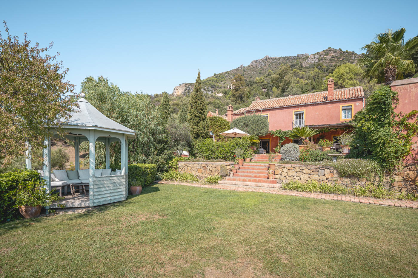 Amplios jardines con césped