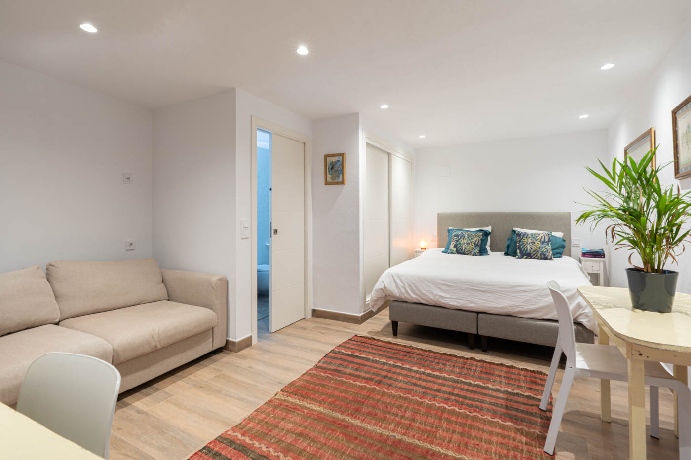 Habitación en nivel inferior con acceso desde terraza