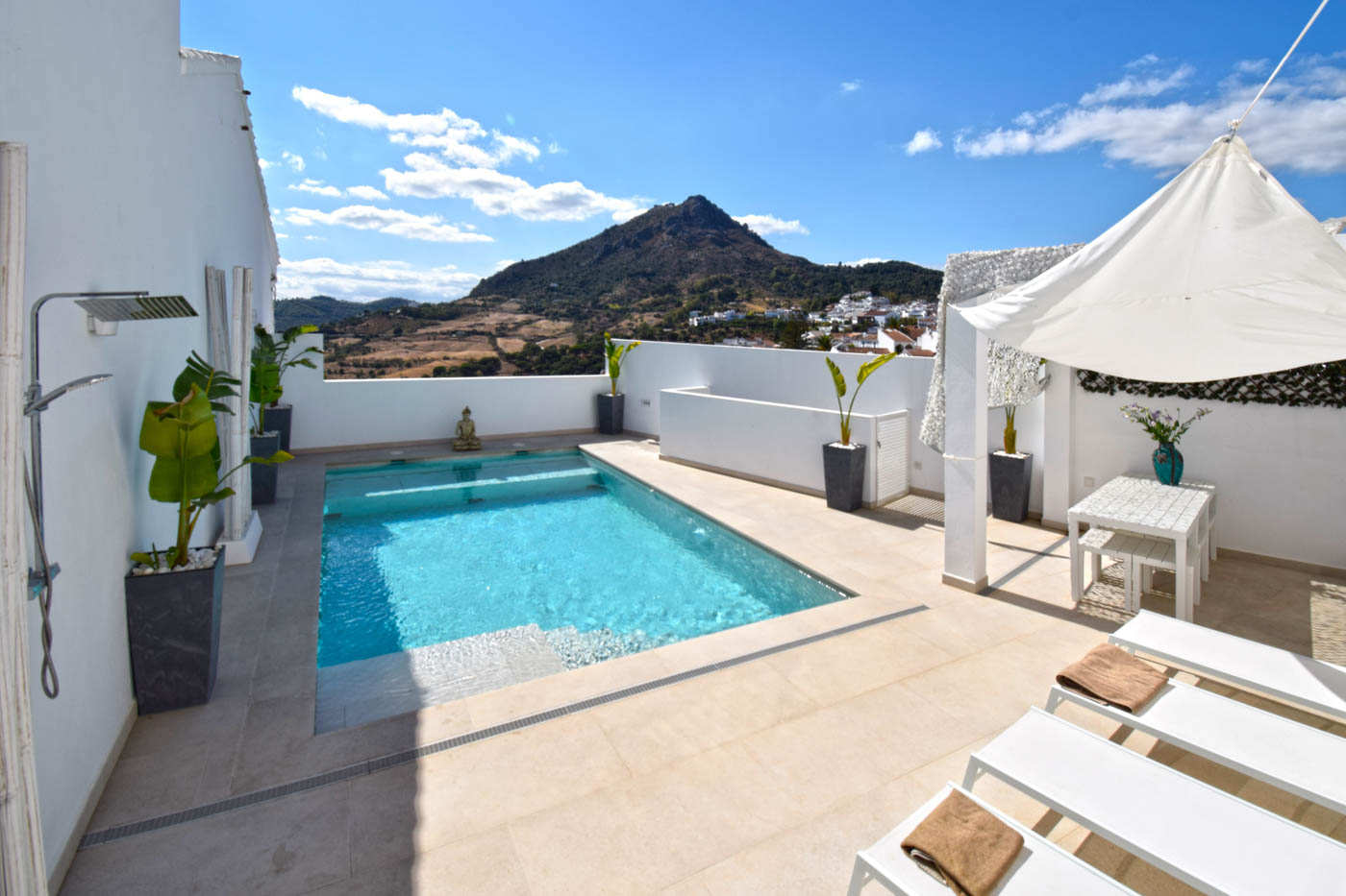 Piscina calefactada son sistema solar