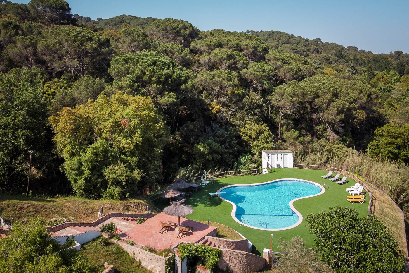Excelente zona de piscina rodeada de bosques