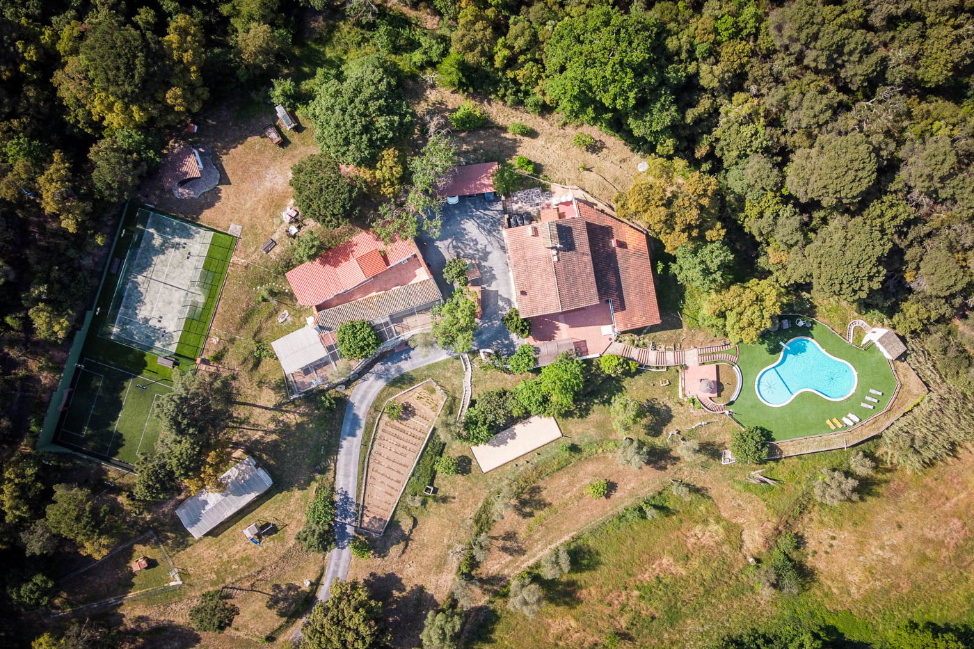 Tu casa rural vista desde un drone