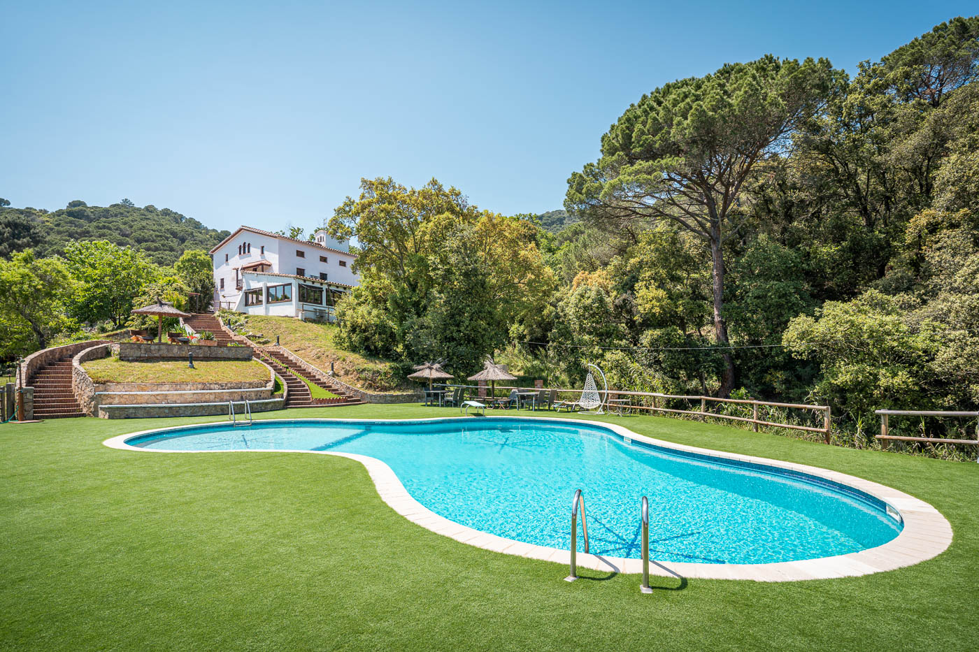 Gran piscina en un nivel inferior
