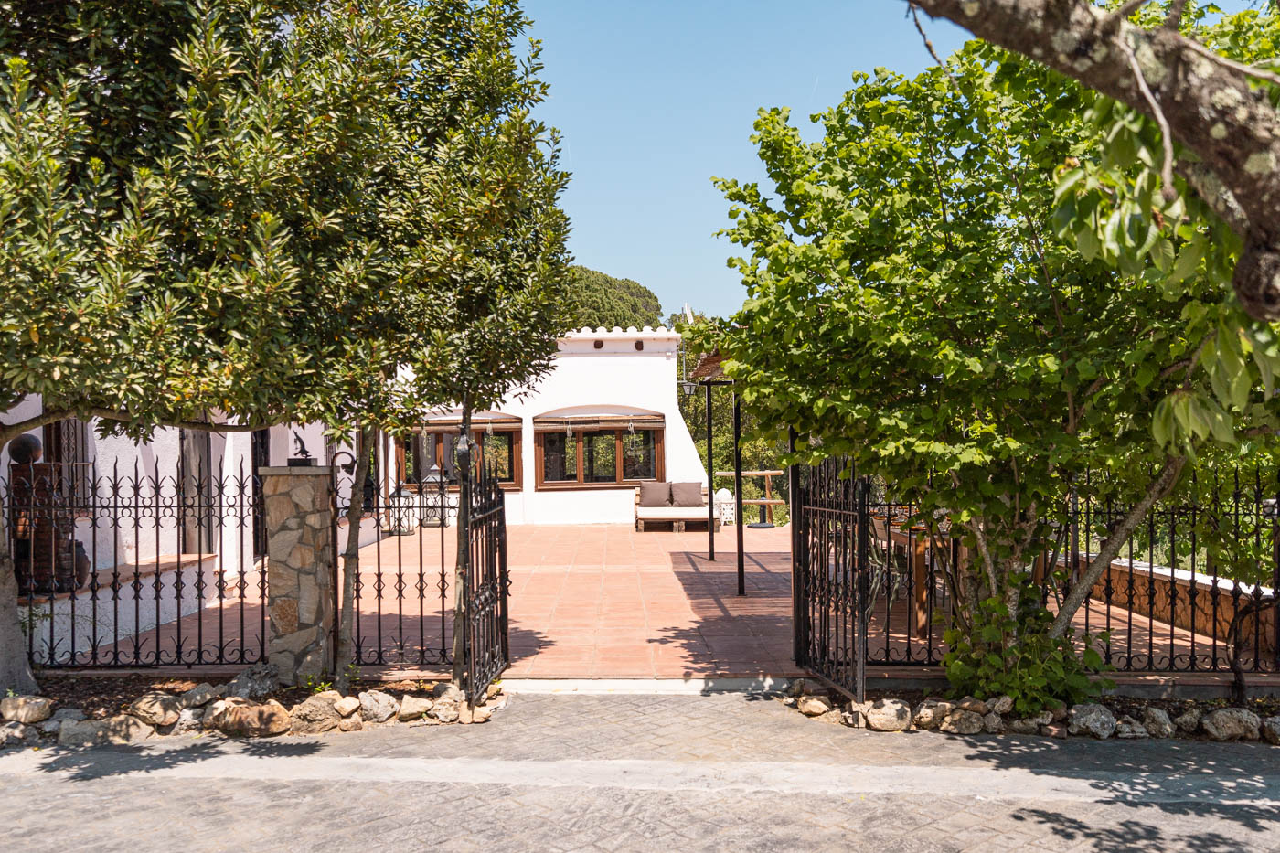 Entrada a villa desde parking