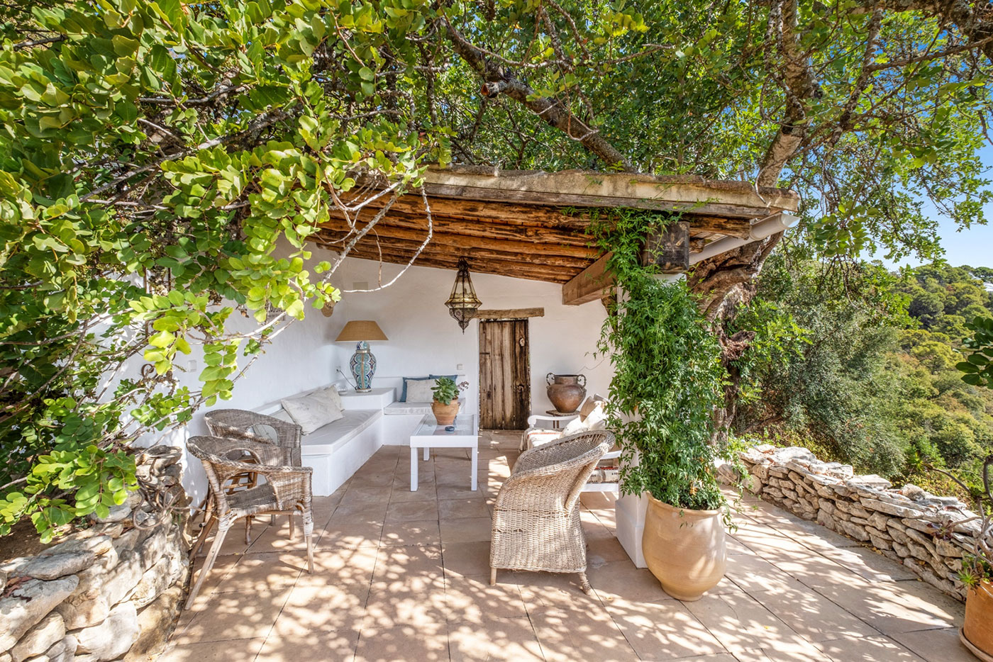 Otro porche amueblado