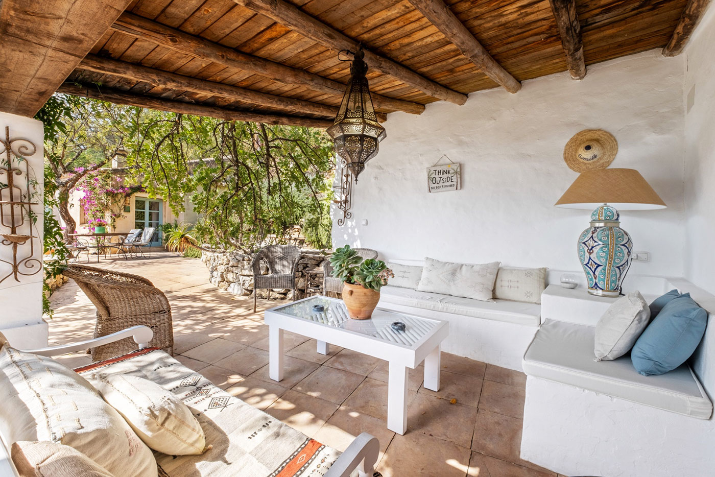 Un acogedor rincón para relajarse y leer