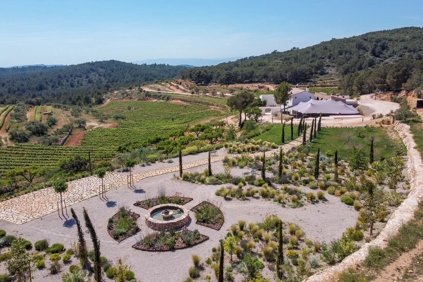 Jardines y villa en la distancia