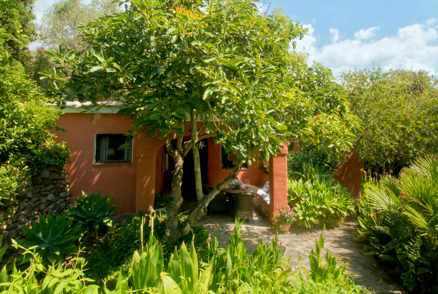 Escondida en jardines tropicales