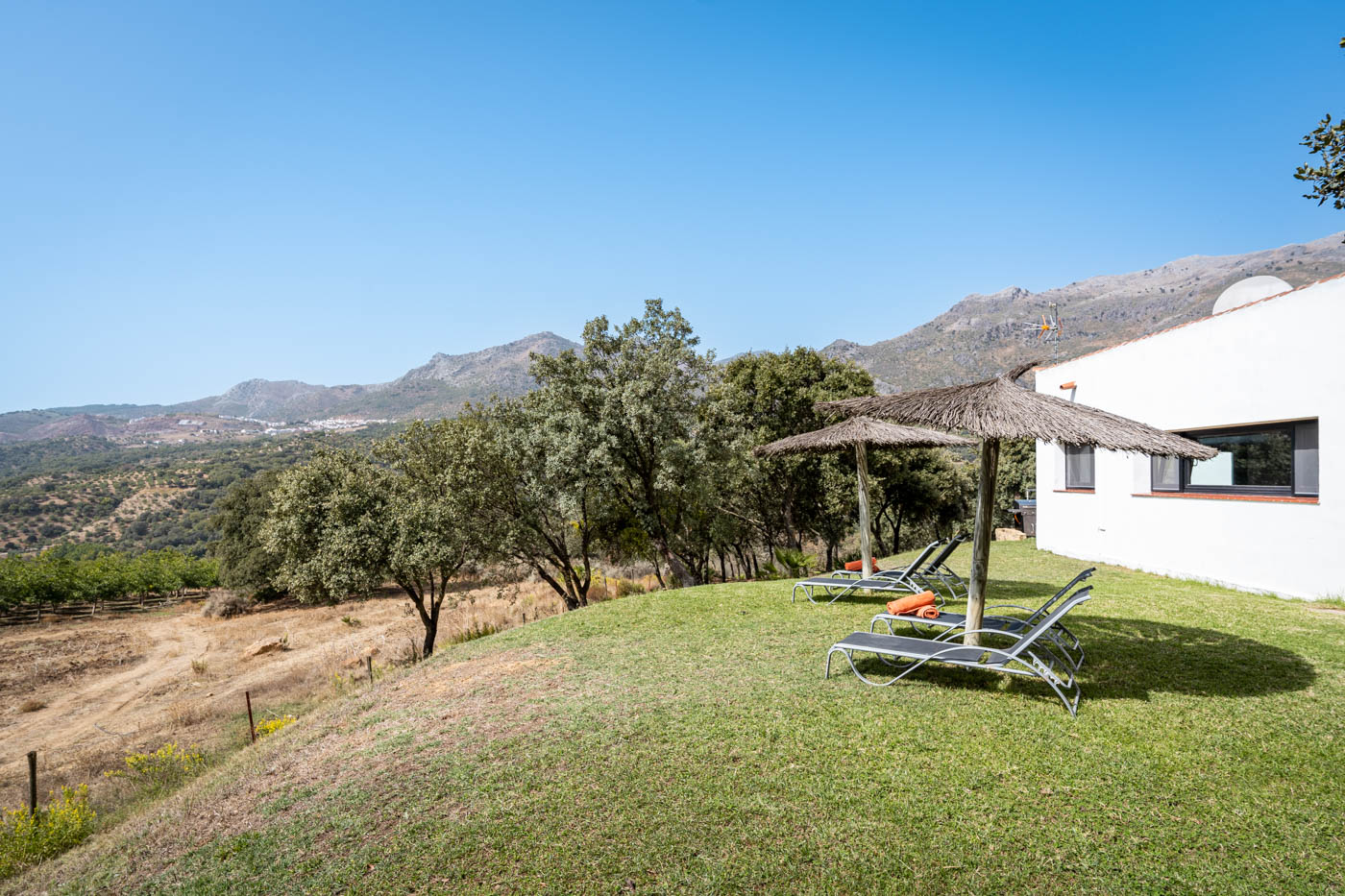 La casa se ubica en lo alto de una colina