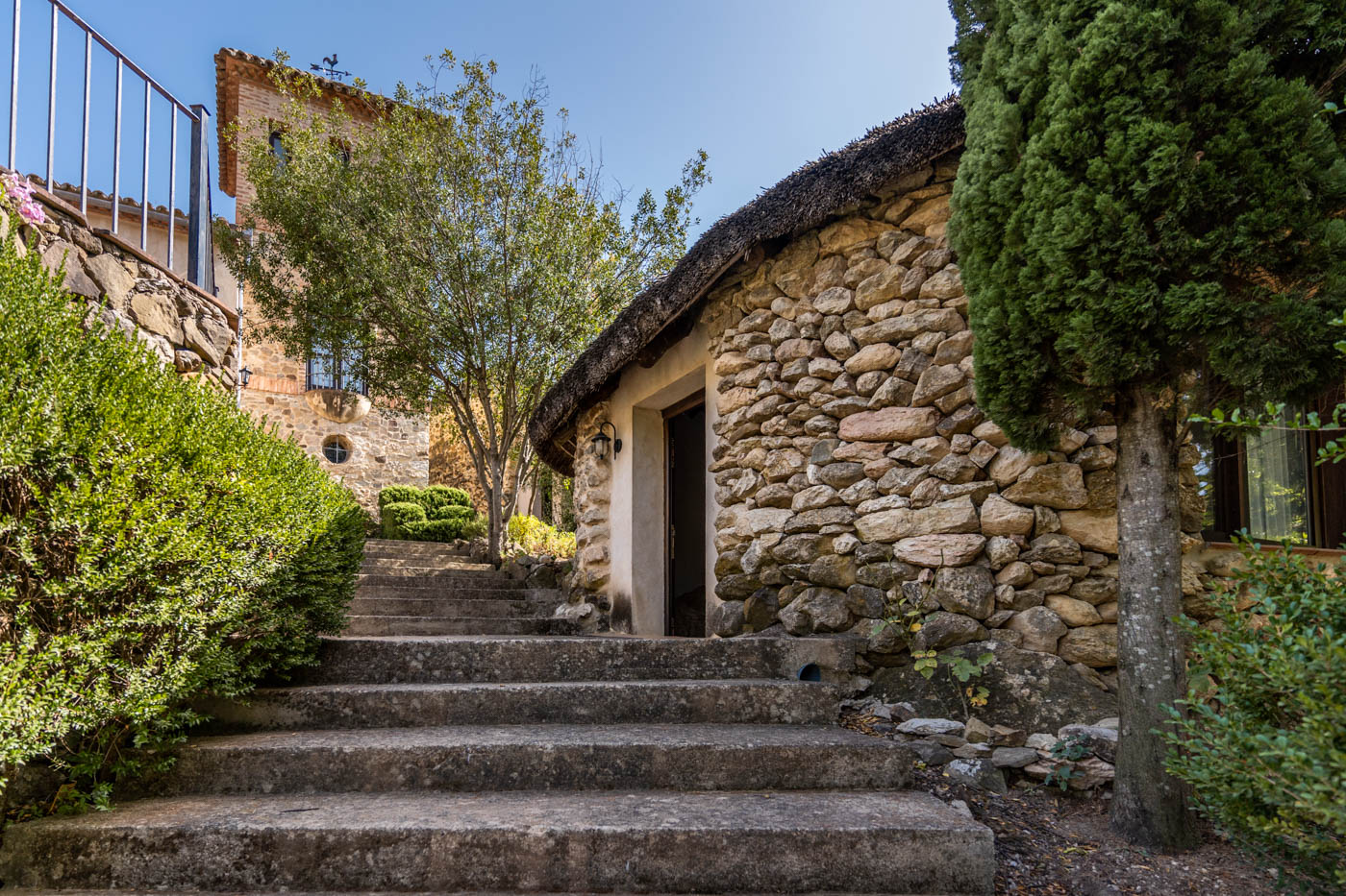 Escaleras a uno de los anexos (de un dormitorio)