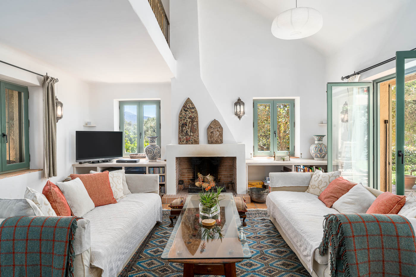 Puertas que abren a terrazas desde el salón