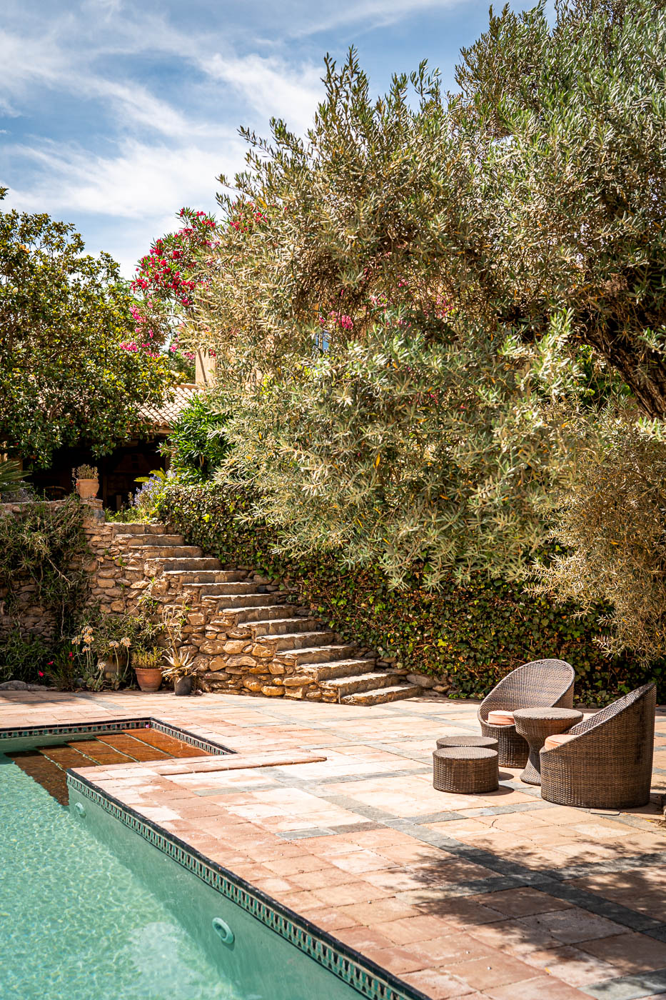 Escaleras de piscina a la casa (sin protección)