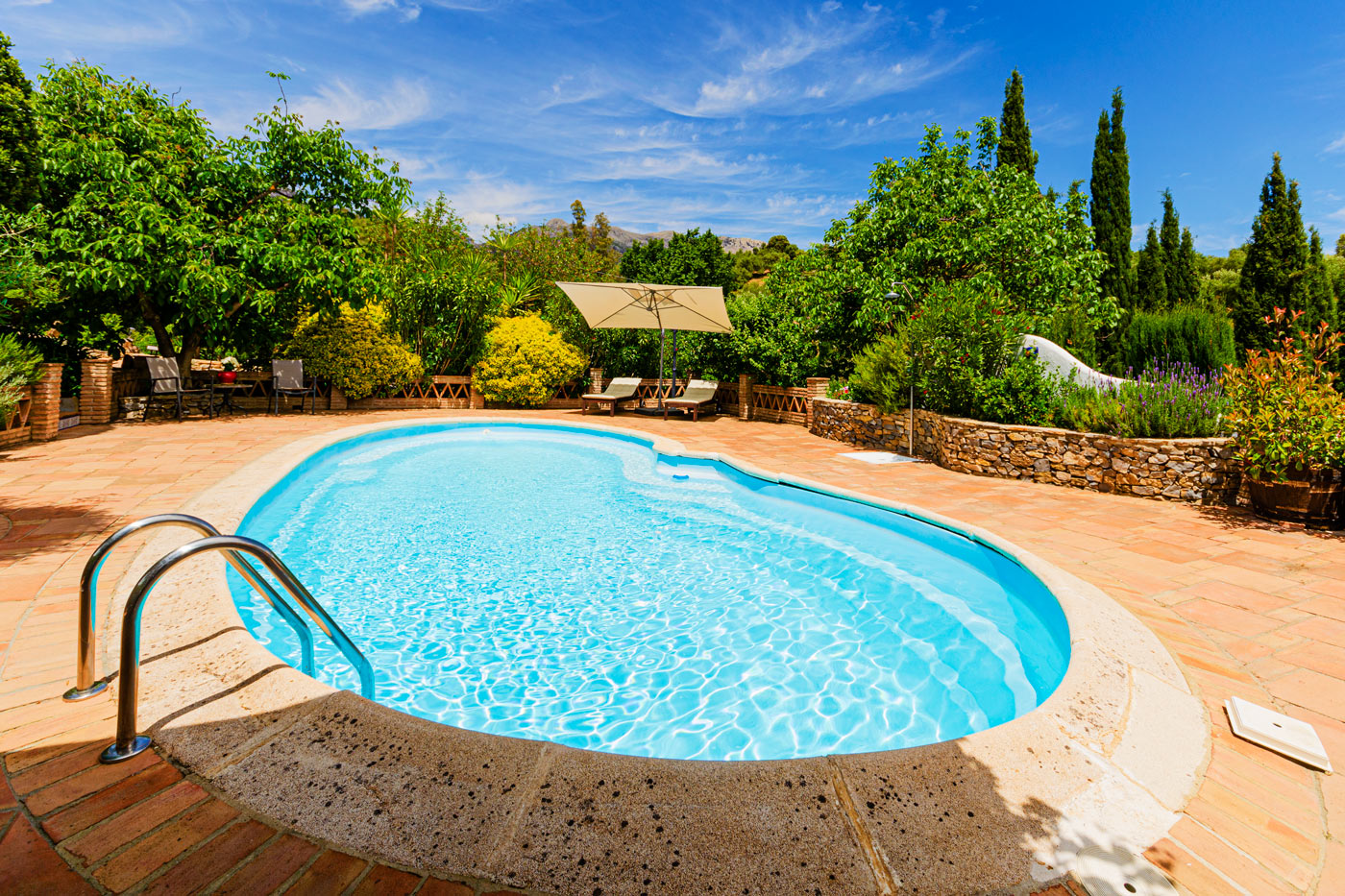 La piscina tiene 12 m. de larga (solado renovado en 2025)