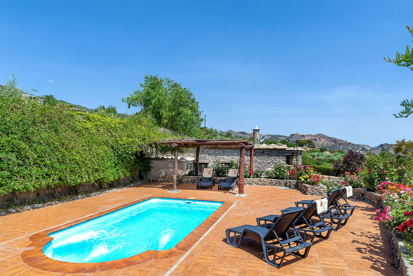 Amplia zona de piscina