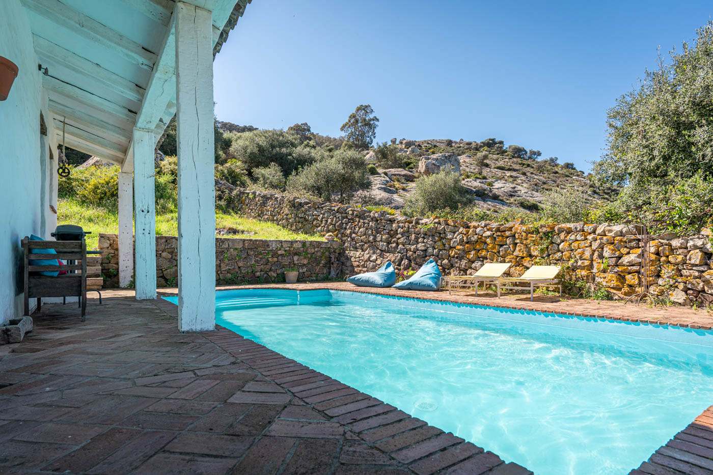La piscina está junto a la casa