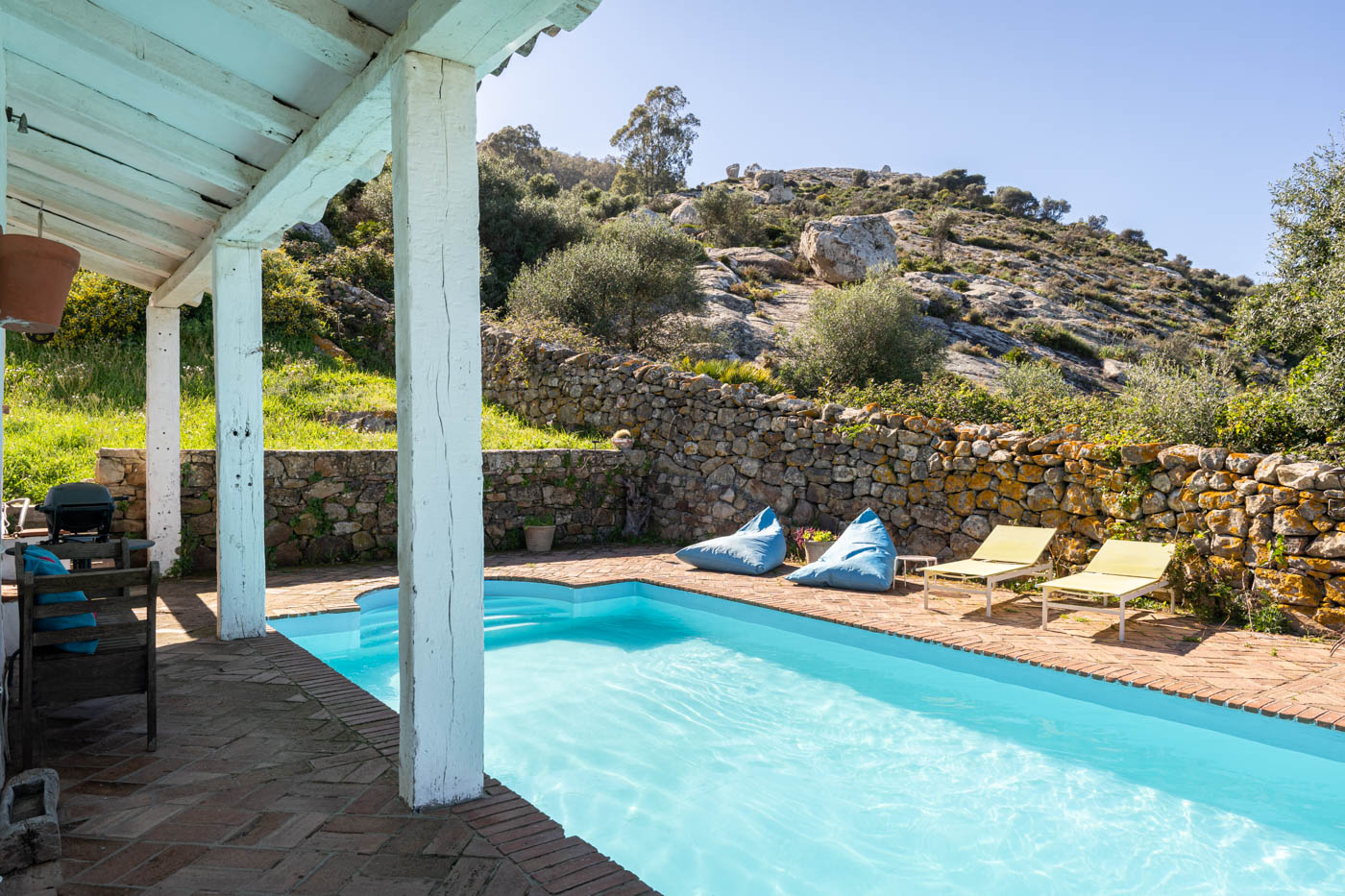 Solo hay montaña rocosa en la zona trasera de la casa
