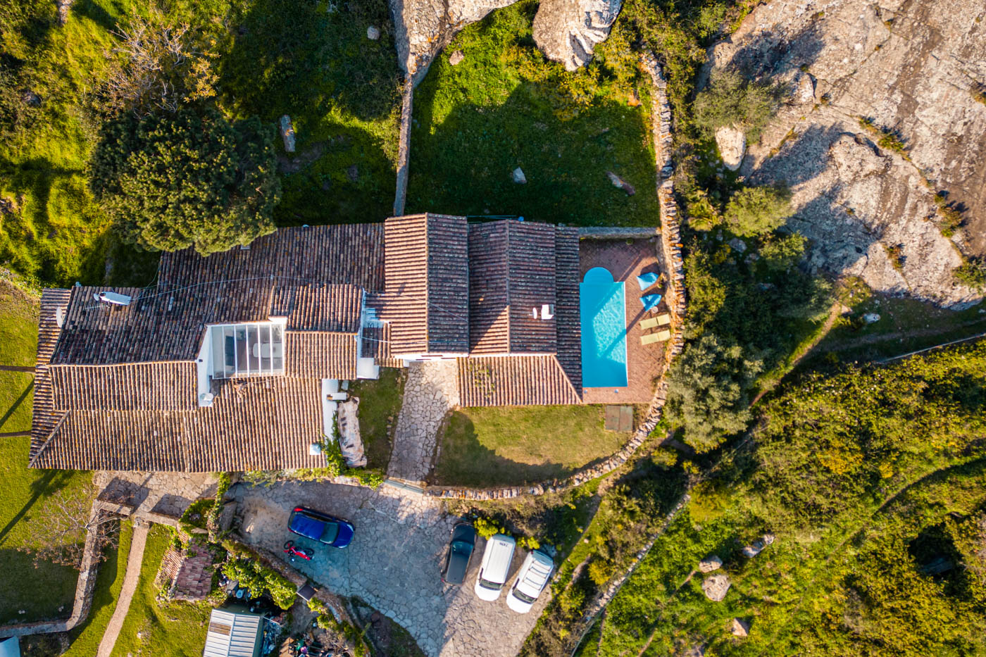 Tu casa está junto a otra casa de la aldea