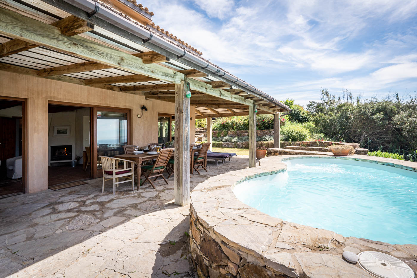 La piscina está junto a la casa