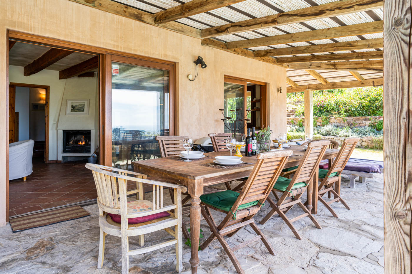 Porche con mobiliario exterior