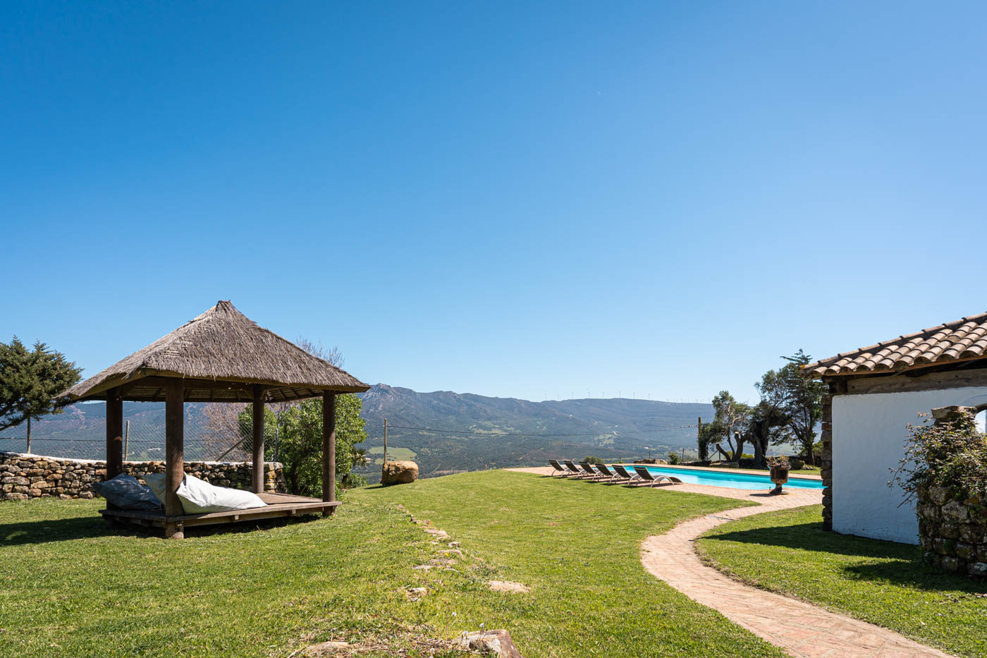 Gacebo balinés, jardines y porche con sauna