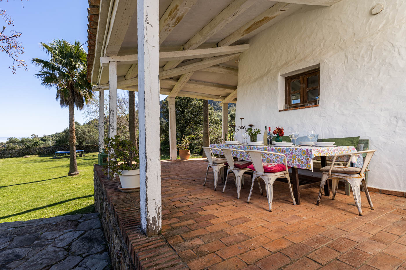La terraza a lo largo de la casa no tiene barandilla