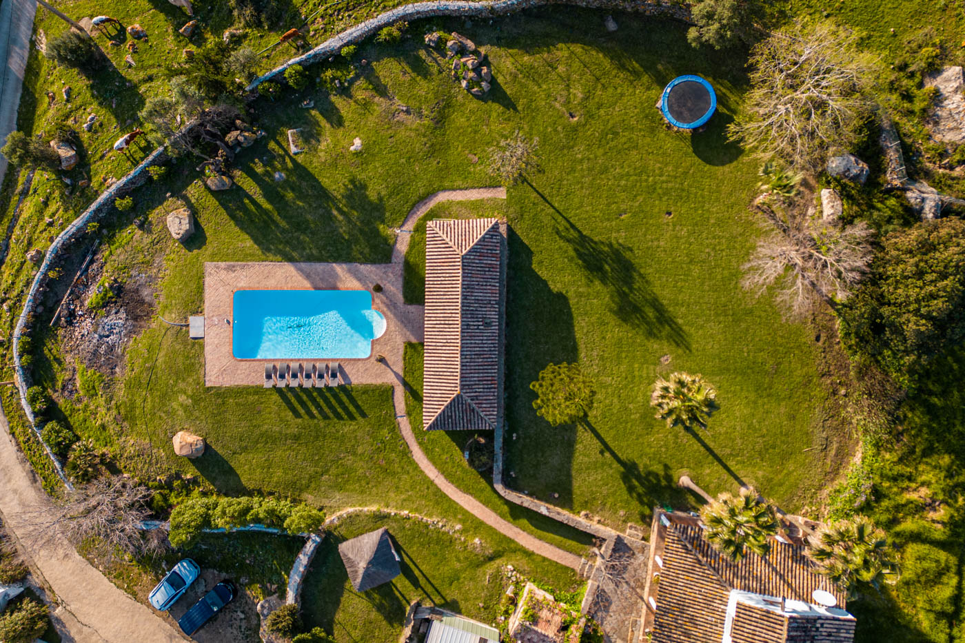 Casa, porche de jardín, piscina y jardines