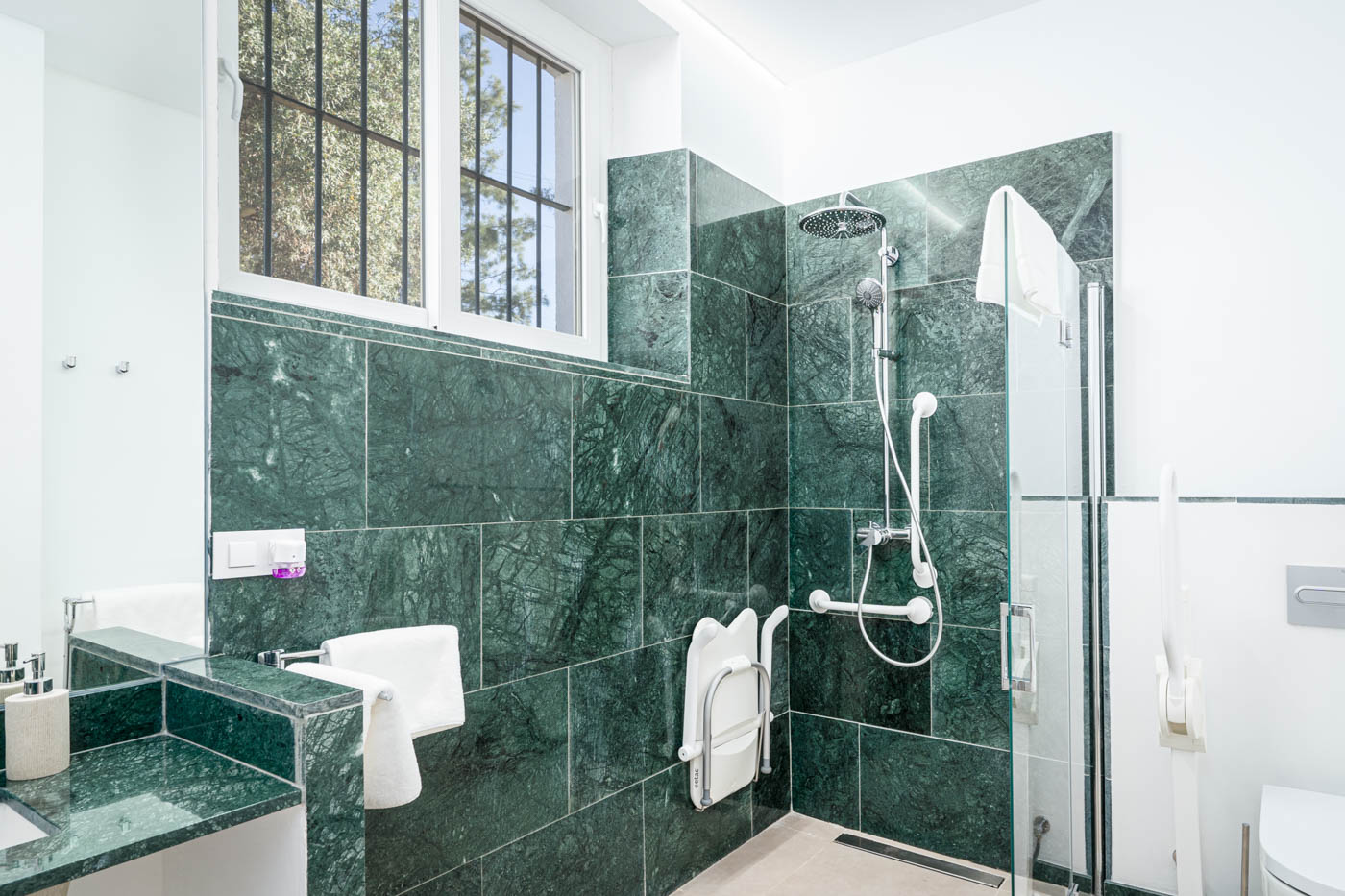 Bathroom adapted to people with reduced mobility