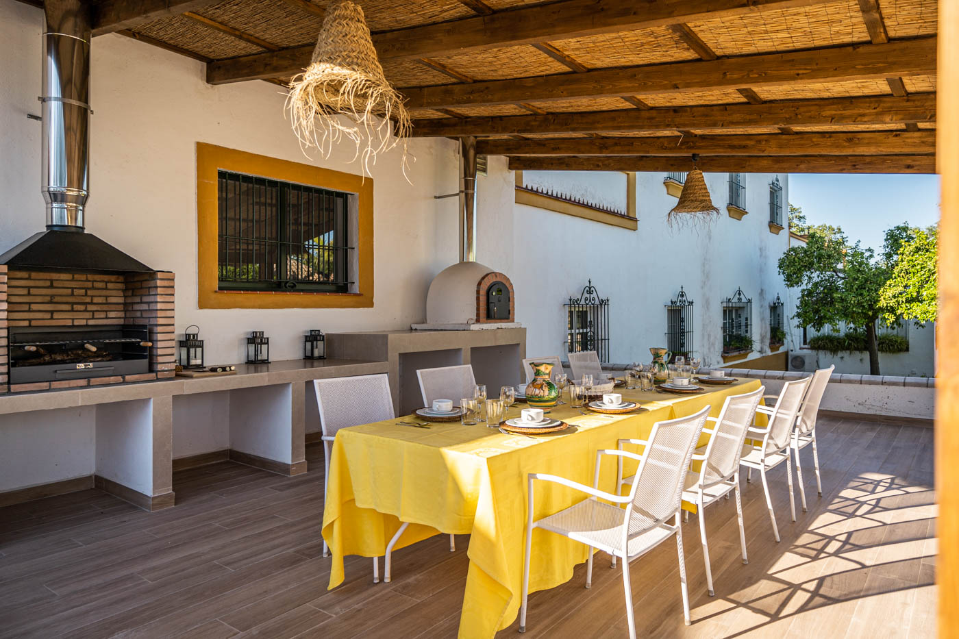 Barbecue area with pergola 