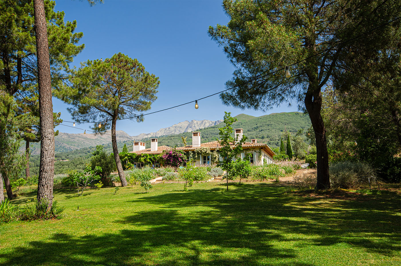 Casa principal y montañas vistas desde el jardín
